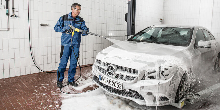 W jaki sposób mycie auta za pomocą urządzeń Karcher może ułatwić utrzymanie czystości?